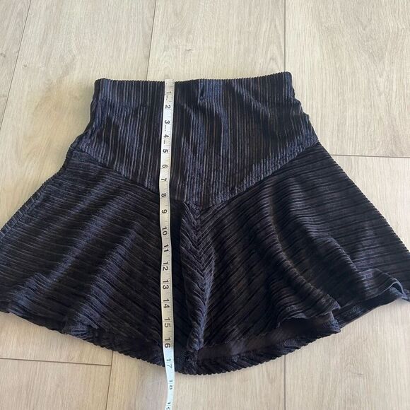 Free People Black Velvet Ribbed High Waisted Flowy Mini Skirt  size xs - Picture 2 of 9